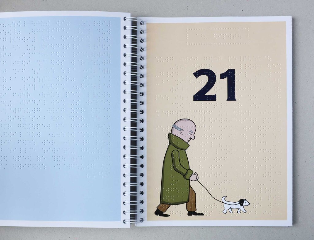 Aufgeklappter Adventskalender mit Text in Brailleschrift sowie einer Abbildung eines älteren Mannes in einem grünen Mantel, der mit seinem Hund Gassi geht.