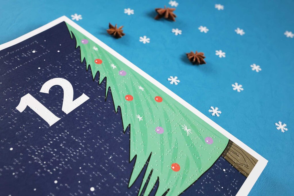 Aufgeklappte Seite vom Adventskalenderbuch mit Brailleschrift und Illustration eines Weihnachtsbaums mit Baumschmuck.
