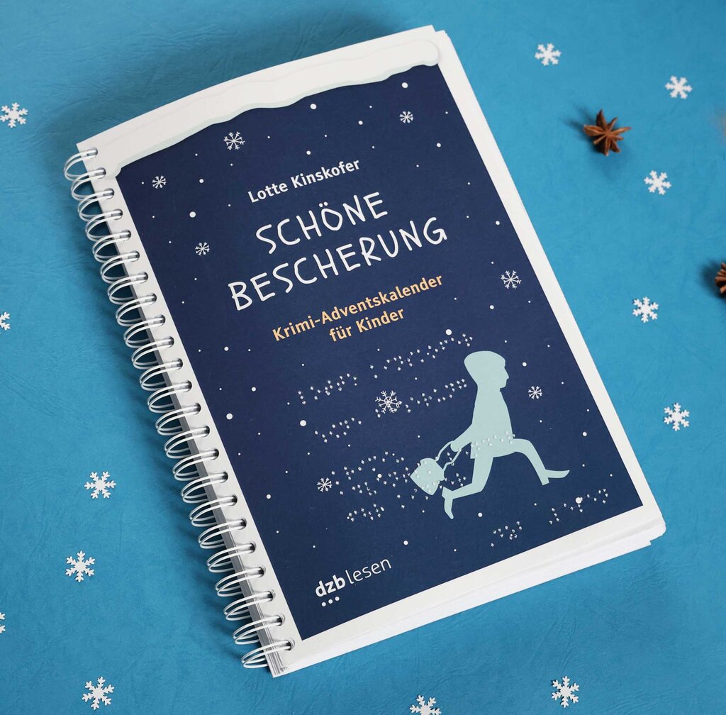 Deckblatt vom Kinder-Krimi-Adventskalender Schöne Bescherung in Brailleschrift und Großdruck auf blauem Hintergrund, auf dem verstreut viele kleine ausgestanzte Schneeflocken aus Papier liegen.