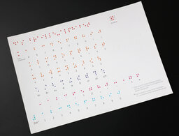 Karte mit Brailleschrift-Alphabet von Anderes Sehen e. V., tastbar gedruckt in Braillelack