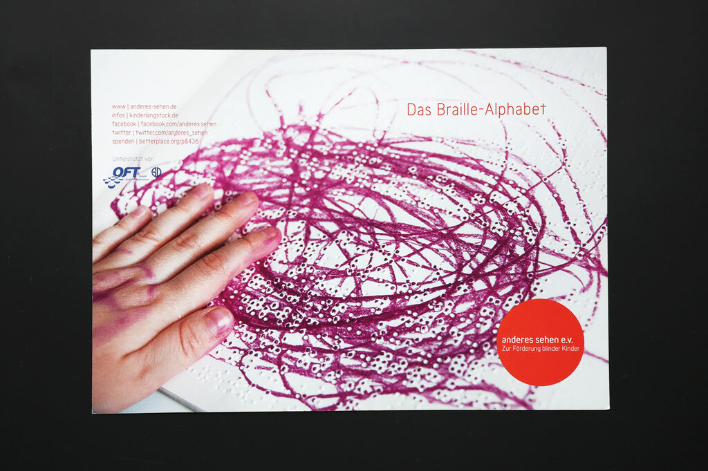 Karte mit Brailleschrift-Alphabet von Anderes Sehen e. V., tastbar gedruckt in Braillelack