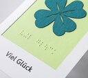 Vergrößerungsansicht: Grußkarte mit aufgeklebtem Kleeblatt aus Papier und Beschriftung 