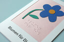 Vergrößerungsansicht: Grußkarte mit tastbarem Blumenmotiv und Brailleschrift in Nahaufnahme