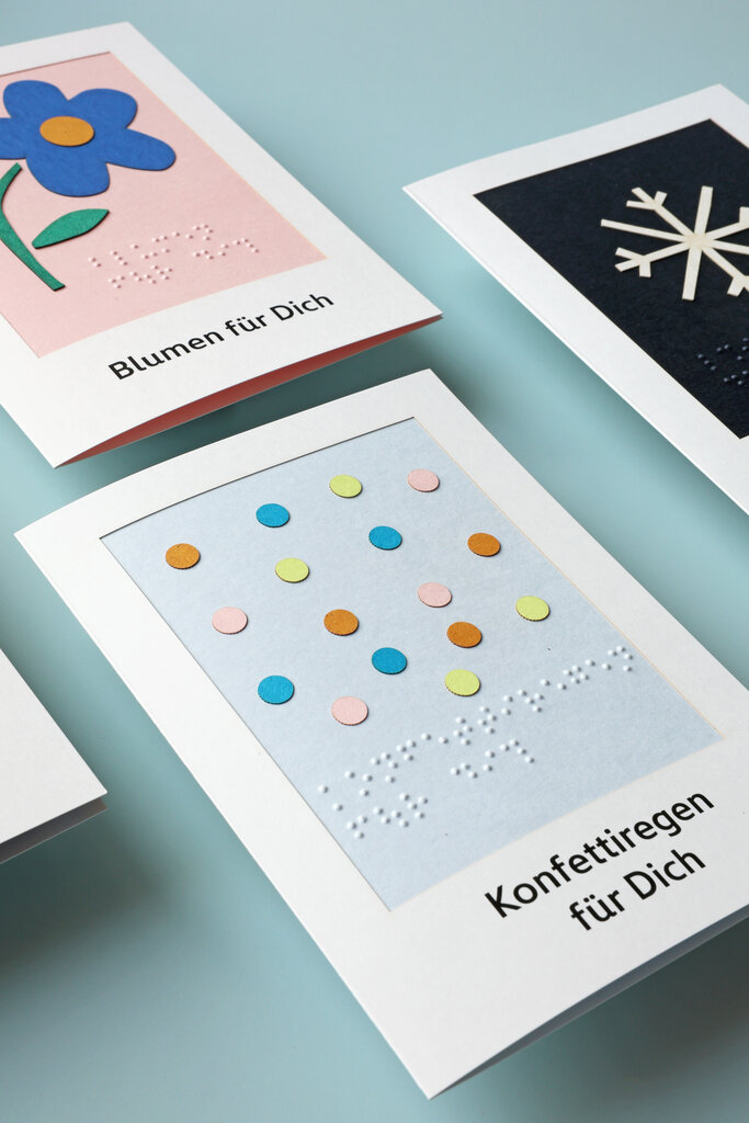 Mehrere taktil gestaltete Grußkarten aus farbigem Papier.