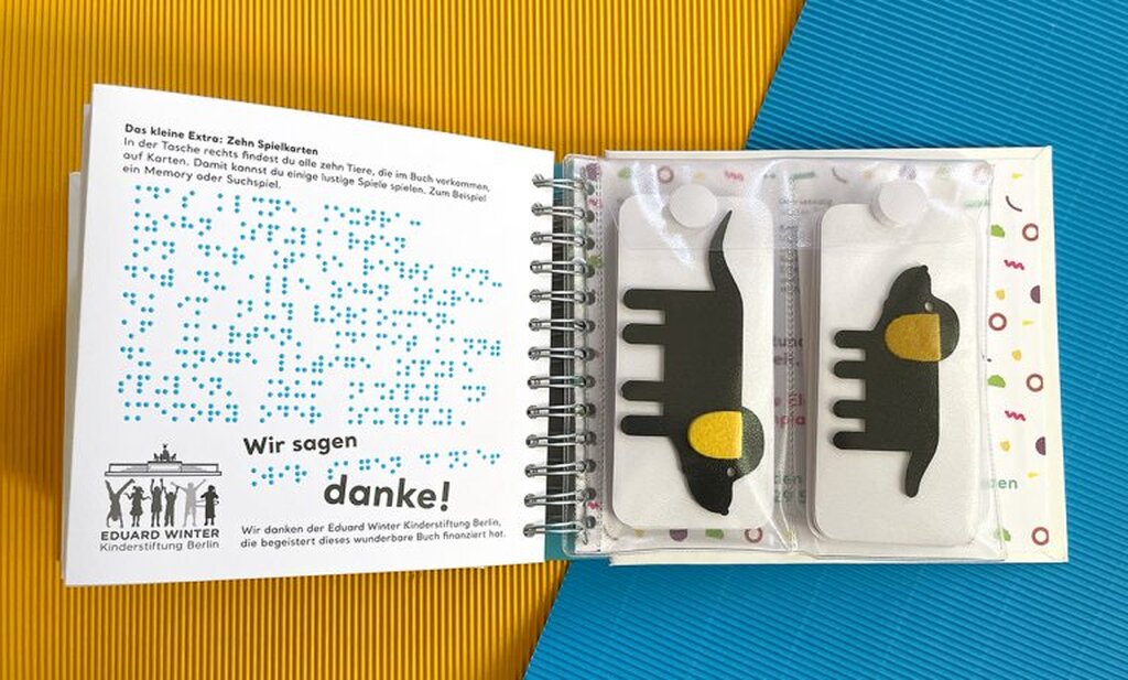 Geöffnetes Buch mit eingehefteten Spielkarten