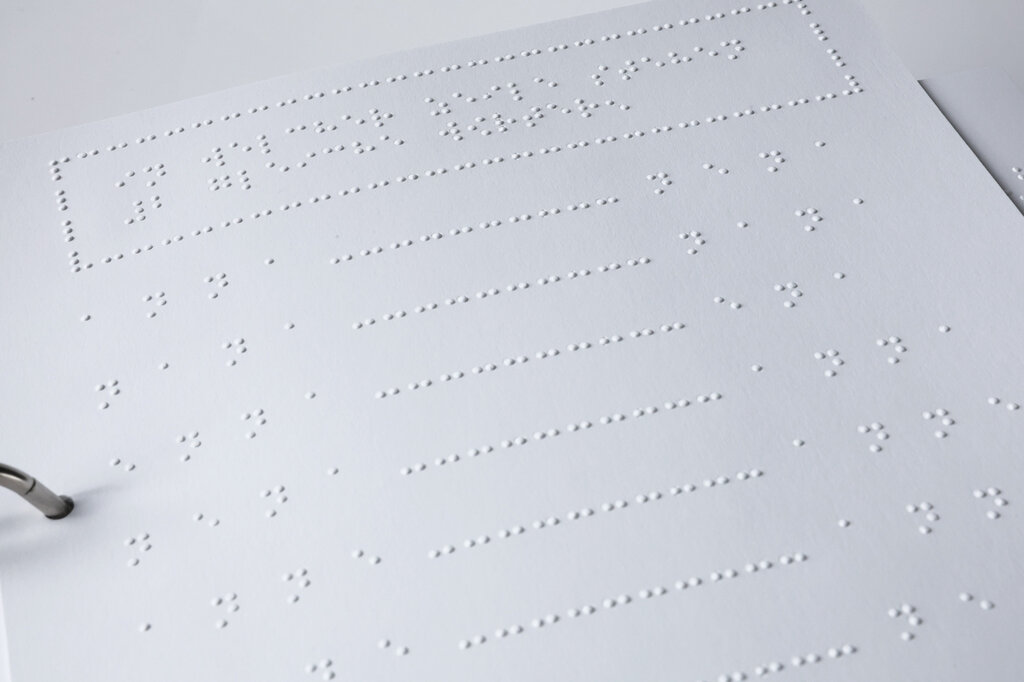 Detailaufnahme einer Seite mit Übungen zum Lernen der Brailleschrift.