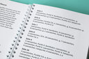 Vergrößerungsansicht: Geöffnetes Buch mit einer Schritt-für-Schritt-Anleitung zum Nachbraillen.