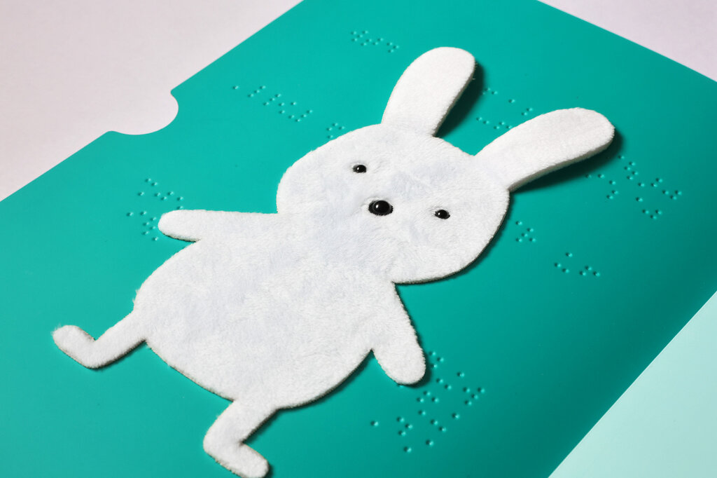 Weißer Hase aus flauschigem Material, tastbar dargestellt.