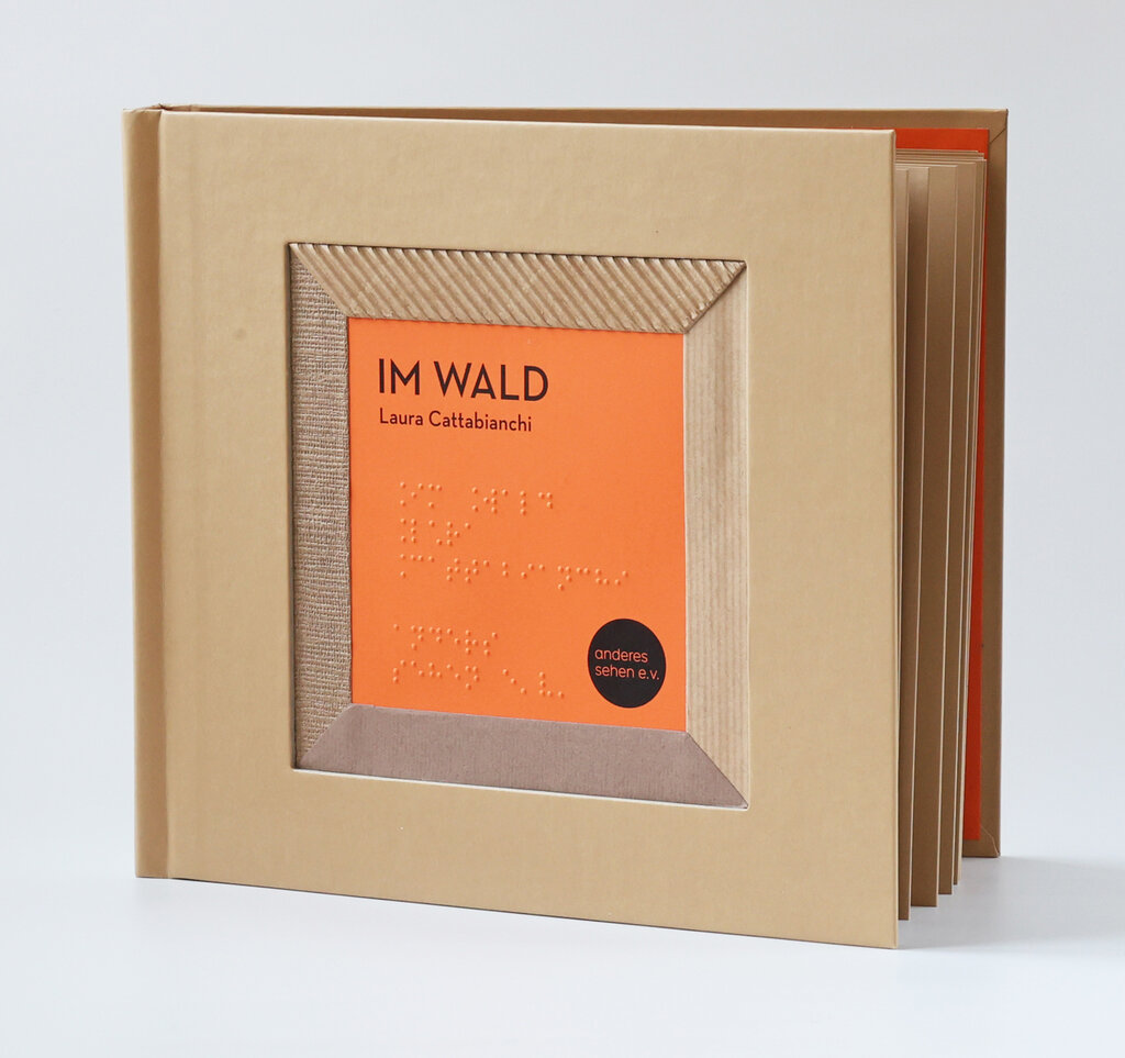 Ein aus verschiedenen Papierarten taktil gestaltetes Buchcover. Der Buchtitel ist in Brailleschrift und großer Schrift gedruckt.