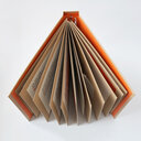 Vergrößerungsansicht: Aufgefächerte Buchseiten mit teilweise sichtbaren Innenseiten.