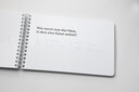 Vergrößerungsansicht: Geöffnete Buchseite mit Text in Großdruck und Brailleschift