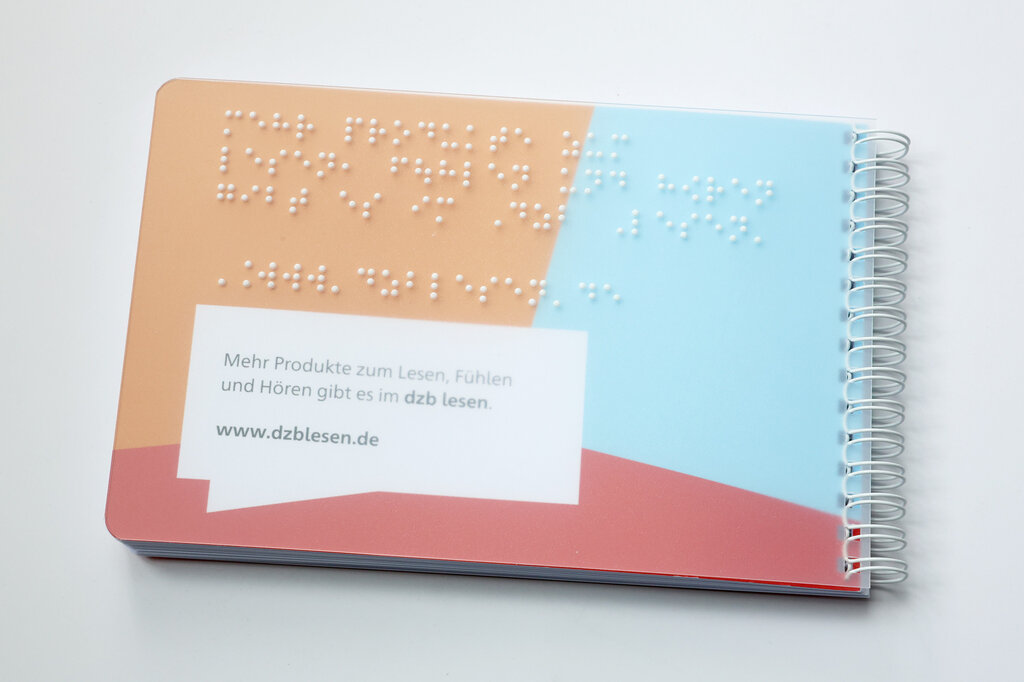 Rückseite Rätselheft: Farbige geometrische Flächen mit weißer Sprechblase, Text: Mehr Produkte zum Lesen, Fühlen und Hören gibt es im dzb lesen, in Brailleschrift und Großdruck
