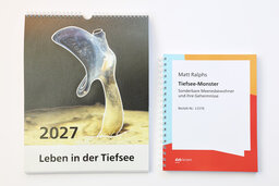 Set: Relief-Wandkalender 2027 «Leben in der Tiefsee« plus Ralph: »Tiefsee-Monster« (GD)